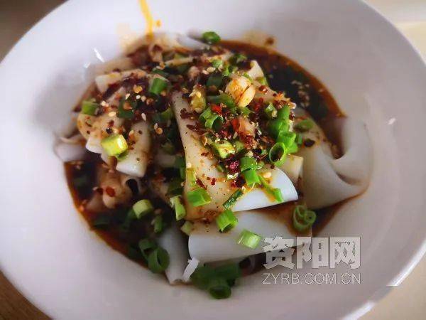 红油米卷是安岳的特色小吃之一,由优质大米全手工制作而成.