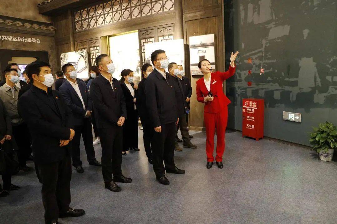 区委副书记,区长周凡,区领导秦梅鸯宗,胡杰夫,袁精华,李雪龙,彭利芝