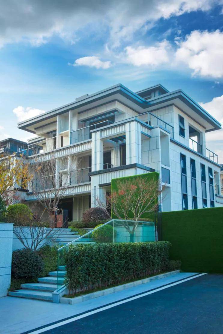 华西城峯境一座城市的墅居仰望