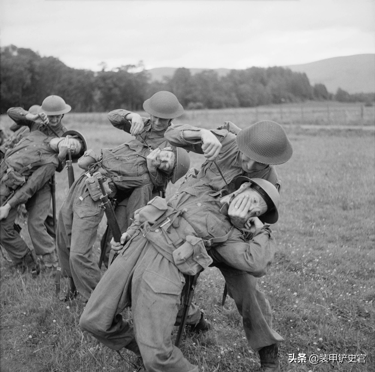 二戰英美軍隊格鬥技巧鼓勵使用踢要害扯頭髮和摳眼睛等陰招