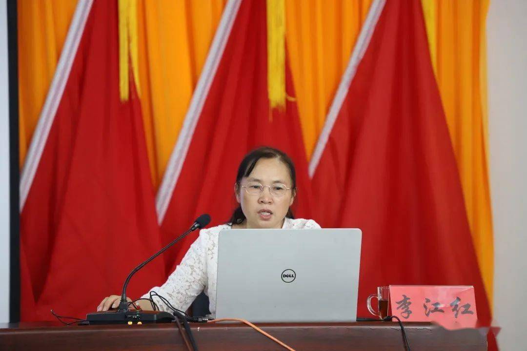 会上,景谷县财政局采购管理股股长李江红就政府采购政策做专题培训