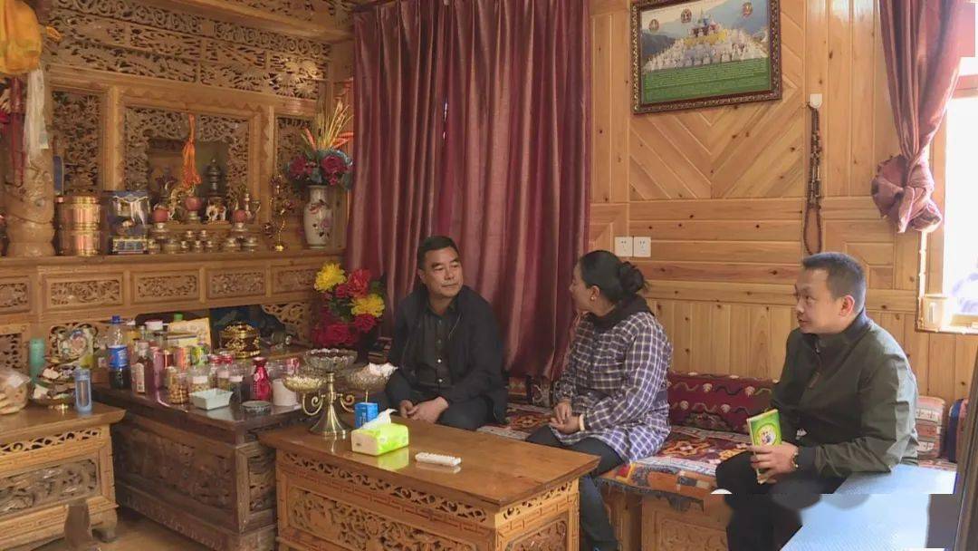 县长格桑朗杰带头参与环境卫生整治 看望慰问爱卫践行者