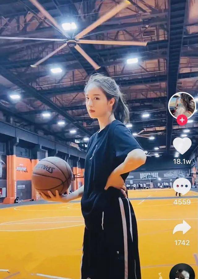 路人王篮球比赛时,她一上场,人群中就发出尖叫.