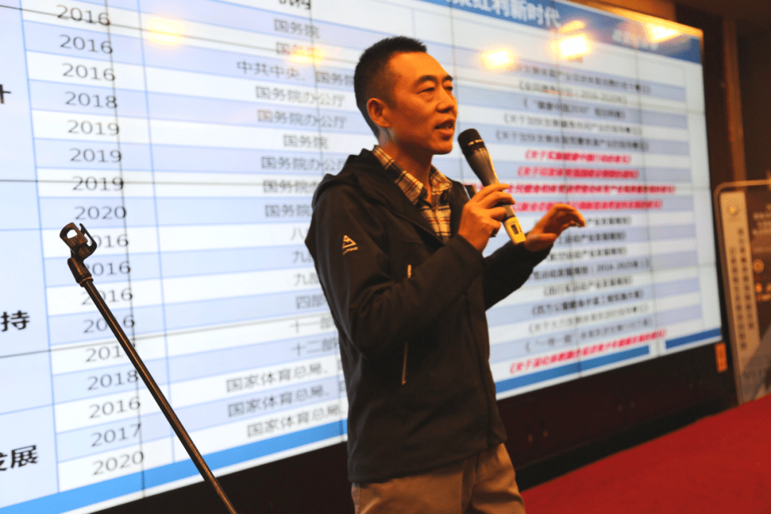 登山家,公益人,独立学者 周行康↑成都领攀登山培训学校校长 曾山