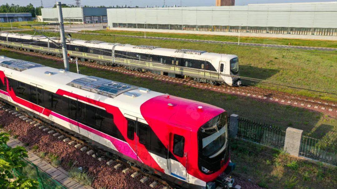 地铁6号线列车"玫红"亮相,有点像火龙果_颜色