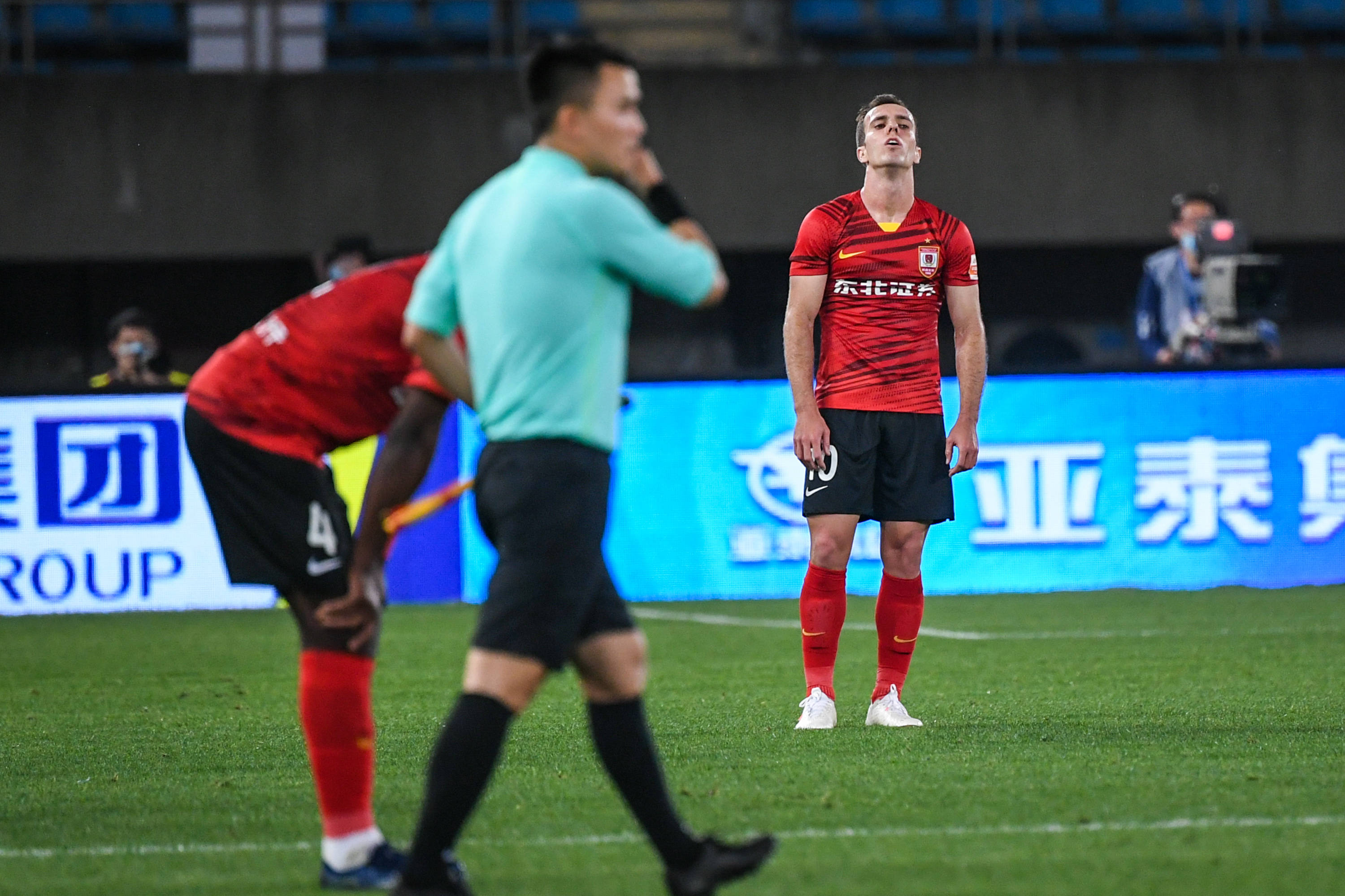 4月29日,长春亚泰队球员奥克雷(前左)与天津津门虎队球员巴顿在比赛中