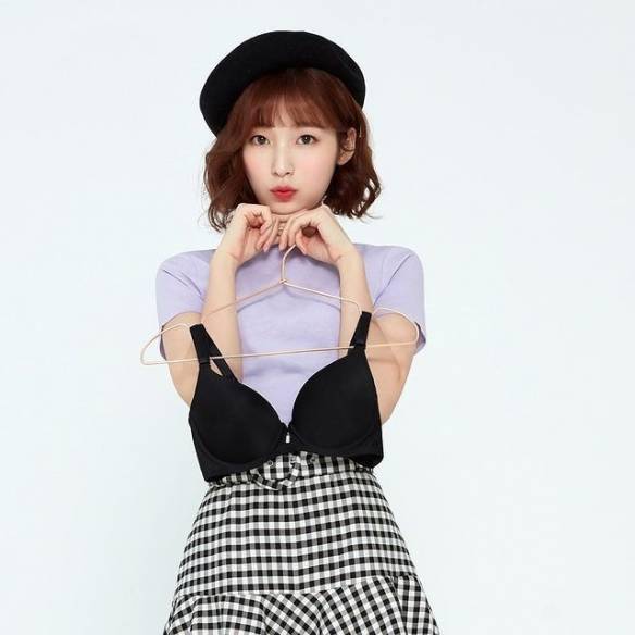 韩国女团oh mygirl的21岁成员arin一向走清纯路线,她去年3月开始代言