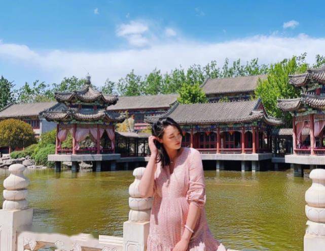 惠若琪晒老公视角出游照穿碎花裙秀出超大孕肚孕晚期状态超赞