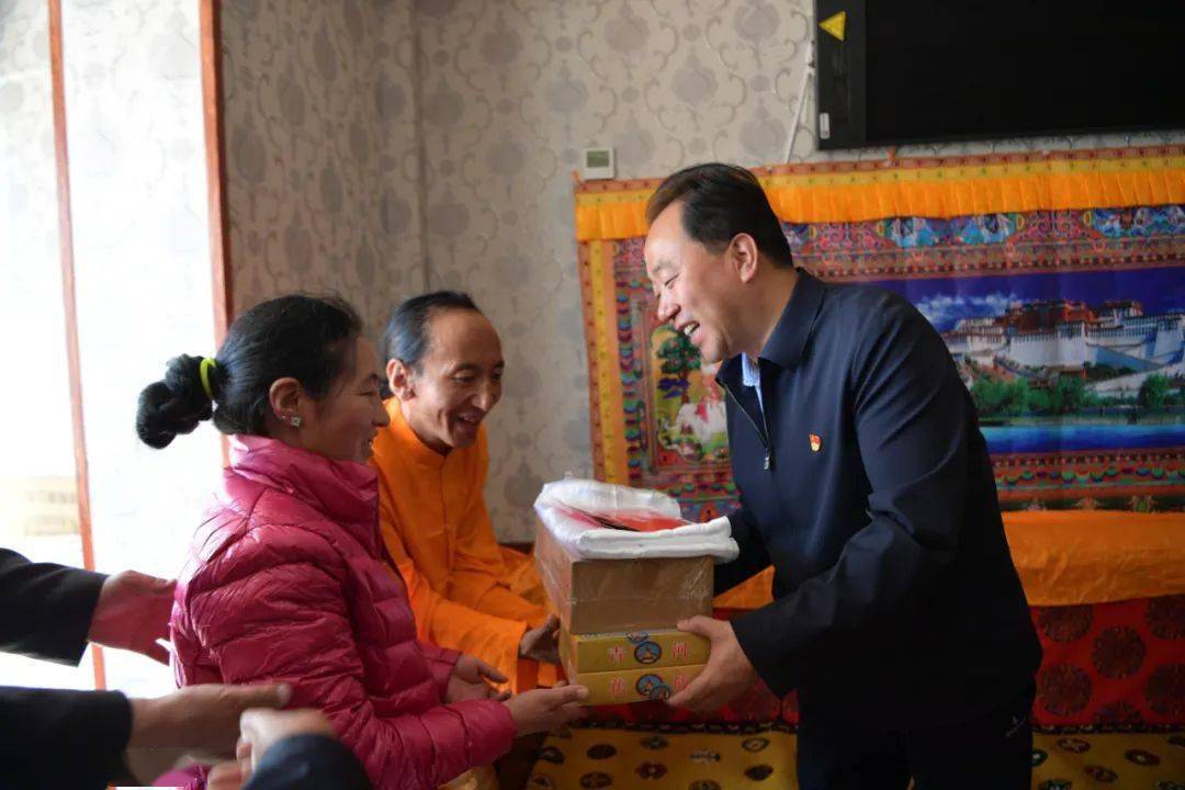 韩斌,州委办公室,州政府办公室,州总工会,玛沁县有关同志随同.