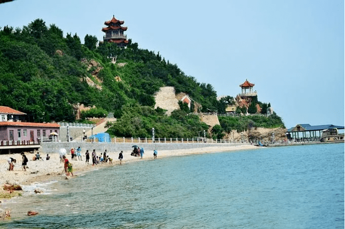 西倚苍苍茫茫的仙岛群峰东临波涛浩渺的北黄海南望八仙相聚的蓬莱阁