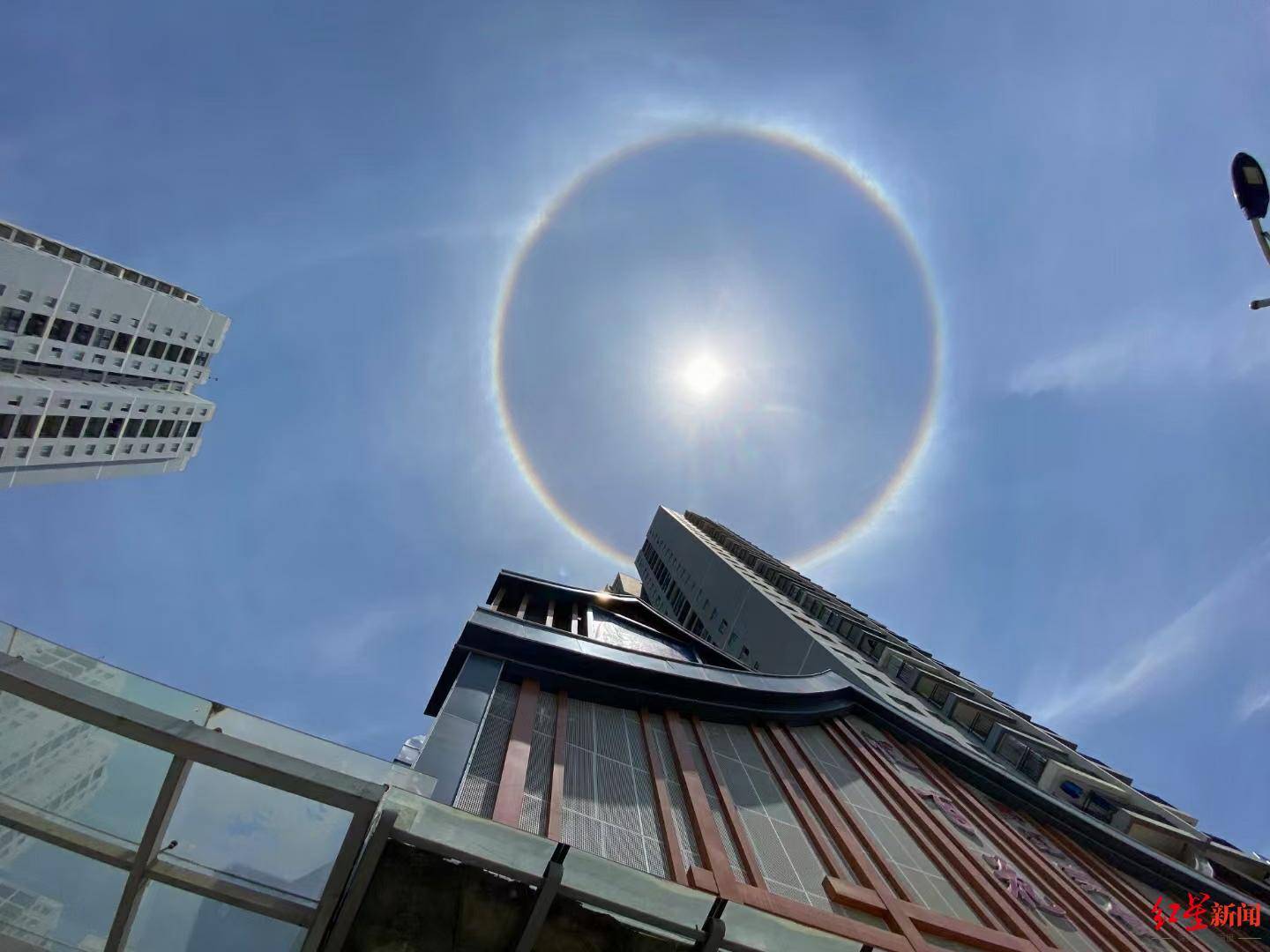 美爆了!四川西昌天空出现日晕,太阳戴上彩色"花环"