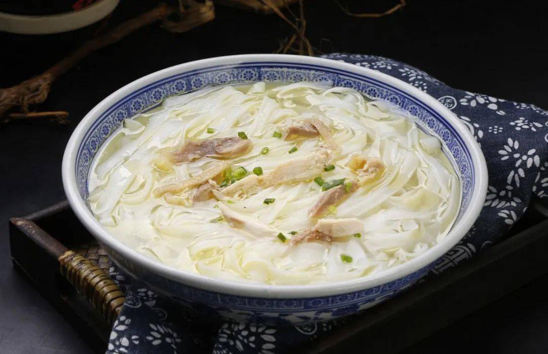 自制的米面,放入熬煮的鸡汤中,米面吸收鸡汤的鲜味