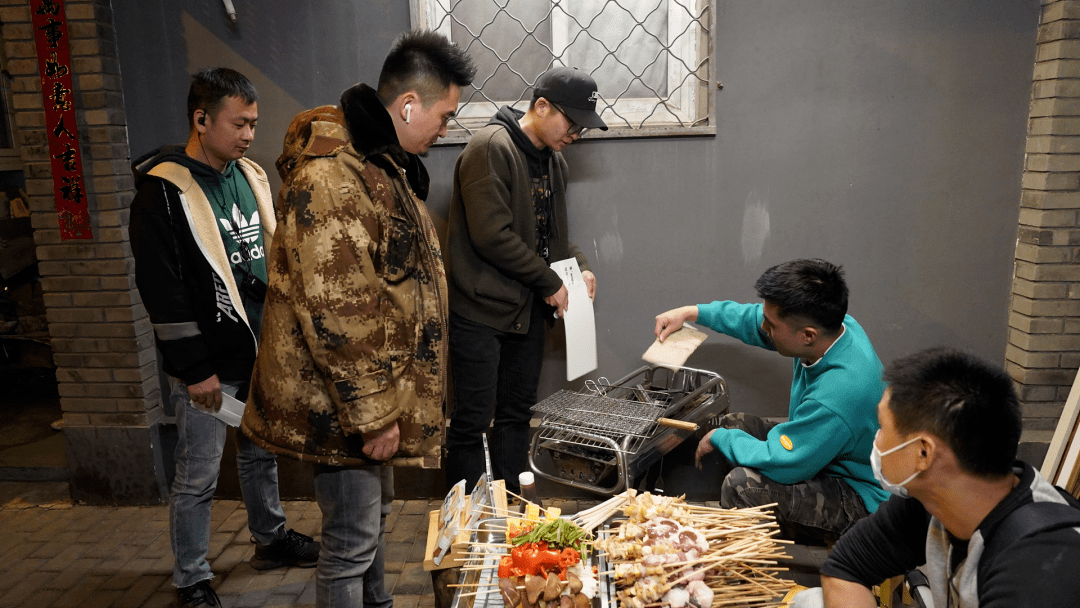 拍摄过程还算顺利,一桌北京爷们儿聚在一起,不知不觉就会发展成一场"