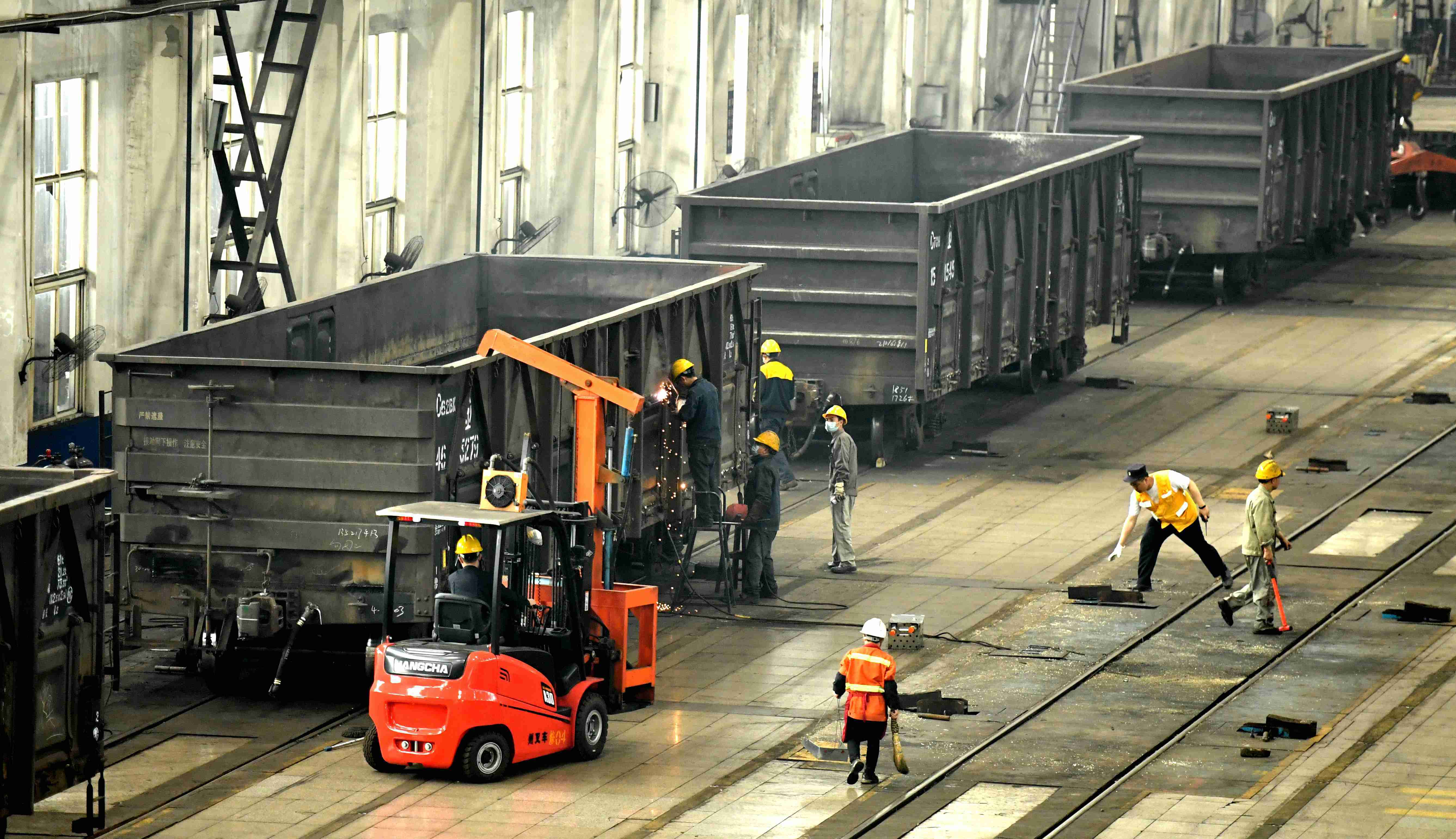 2021年4月22日,四川成都,工人师傅们正在加紧维修货车,确保货物运输