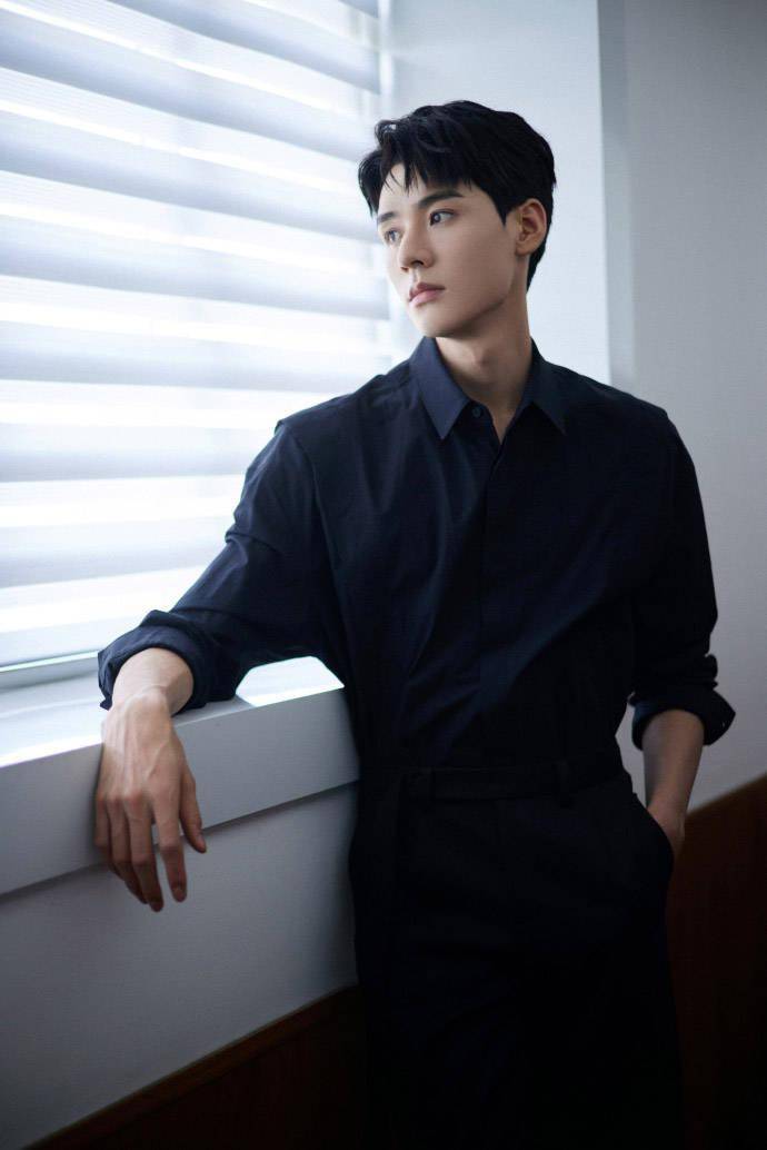 [消息]龚俊all black亮相上海ysl品牌活动 黑衬衫俊俊子再度刷新美貌