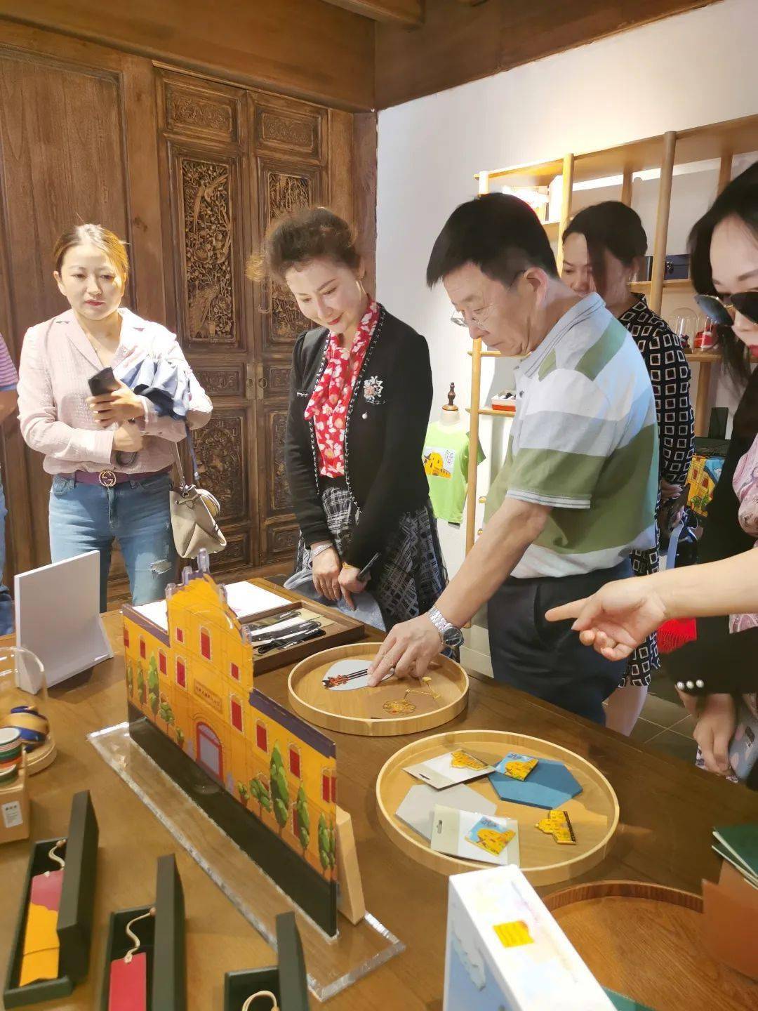 25日,我局邀请北京大学李国新教授,张广钦副教授带领的