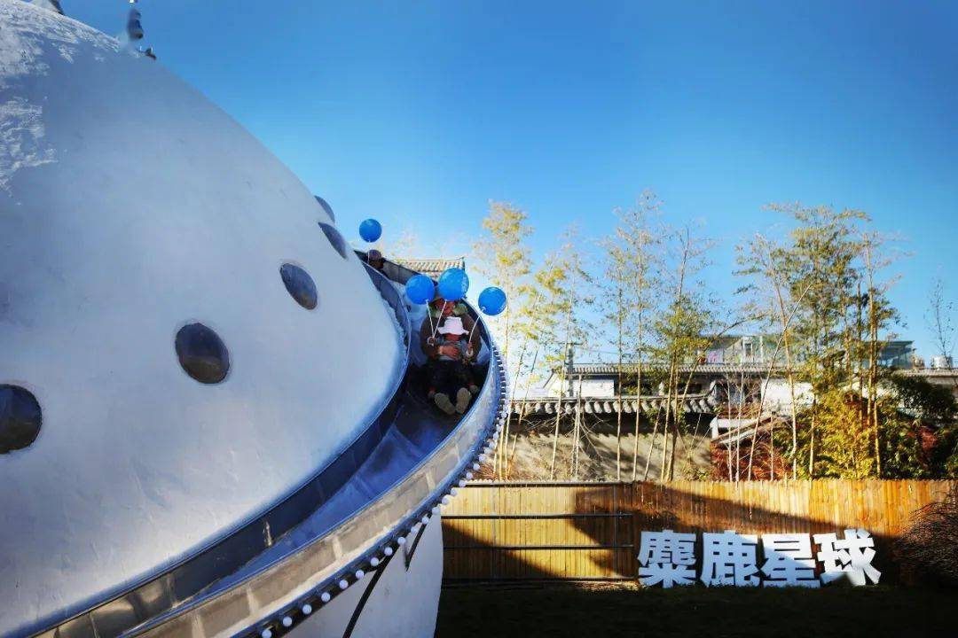 星球—八角塔由日本花道家吉元烨子为赣州麋鹿星球设计作品《四季》