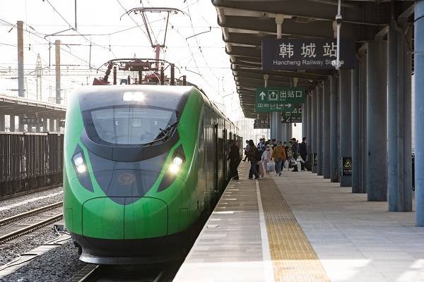 旅客正在登上韩城至西安的d6811次"复兴号"绿动车.(央广网发 刘翔 摄)