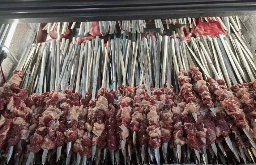 吃货小布搜食记丨烧烤、火锅、小龙虾……你想要的这里都有!小布夜宵秘密基地大曝光!
