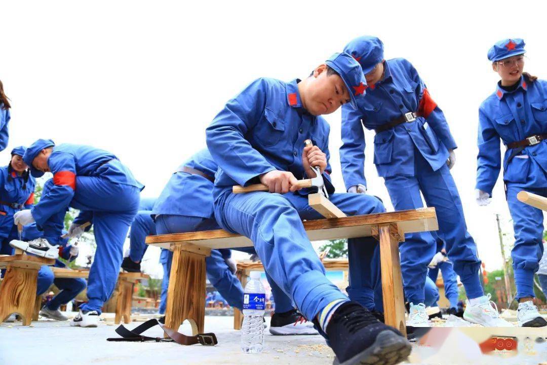 大家三五成群,在老师的悉心指导下动手编制红军草鞋.