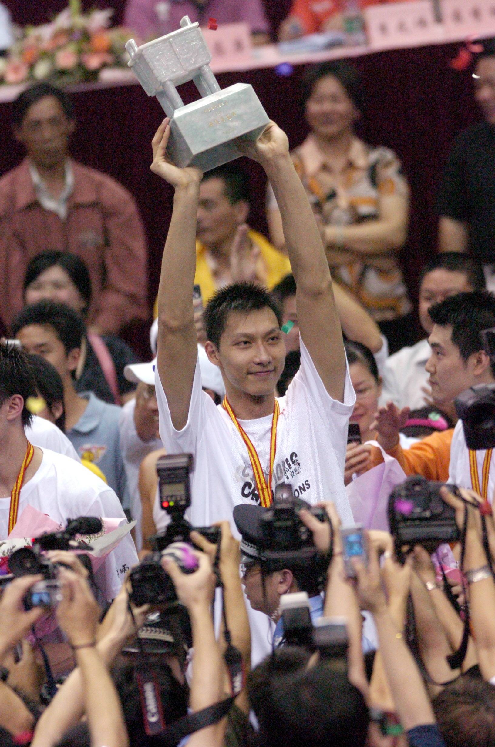 新华社记者李岳摄这是2005年4月24日,广东宏远队球员在颁奖仪式上.