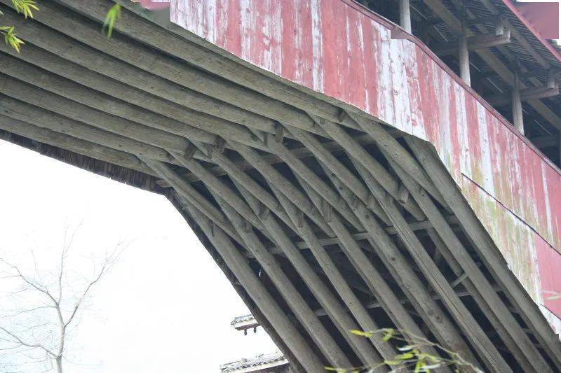 木拱廊桥。桥体结构为编木拱结构,桥廊采用中国传统的抬梁式木构搭建。