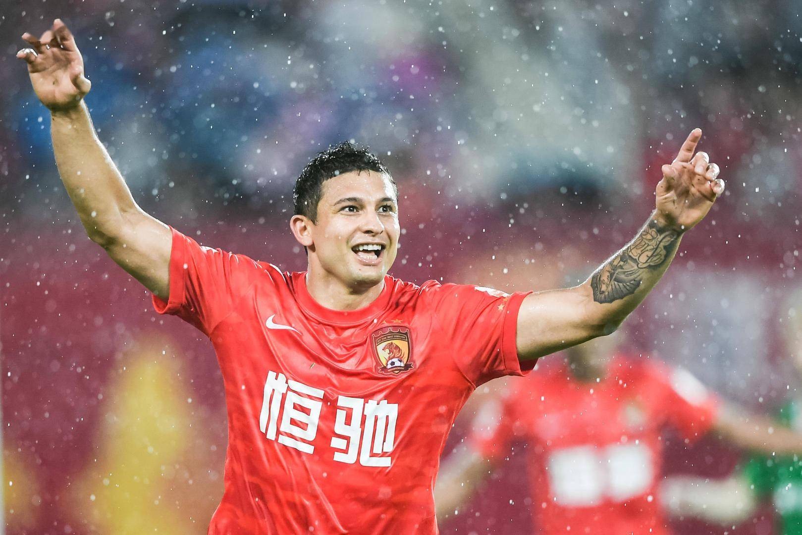 艾克森庆祝进球 图据ic photo