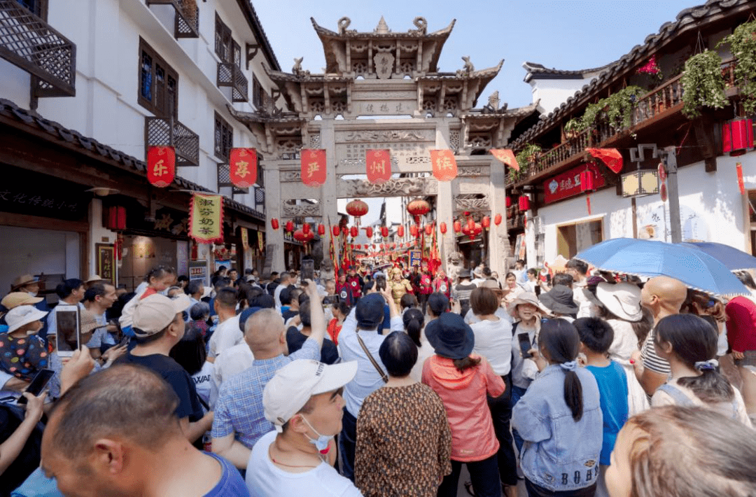 线上线下志愿红铺就古城最美底色