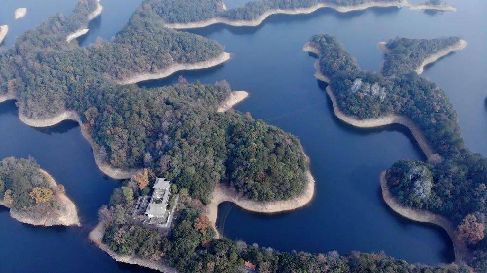 黄山太平湖位于皖南古徽州 被誉为"黄山情侣""东方日内瓦湖"