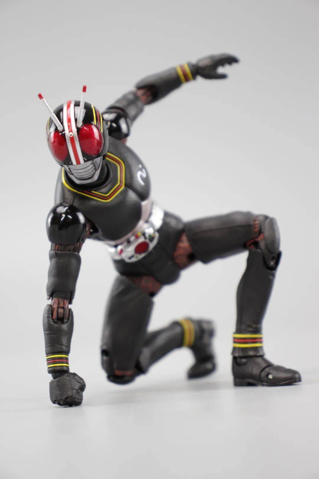 shf真骨雕假面骑士black开箱,配件不多但玩起来很爽