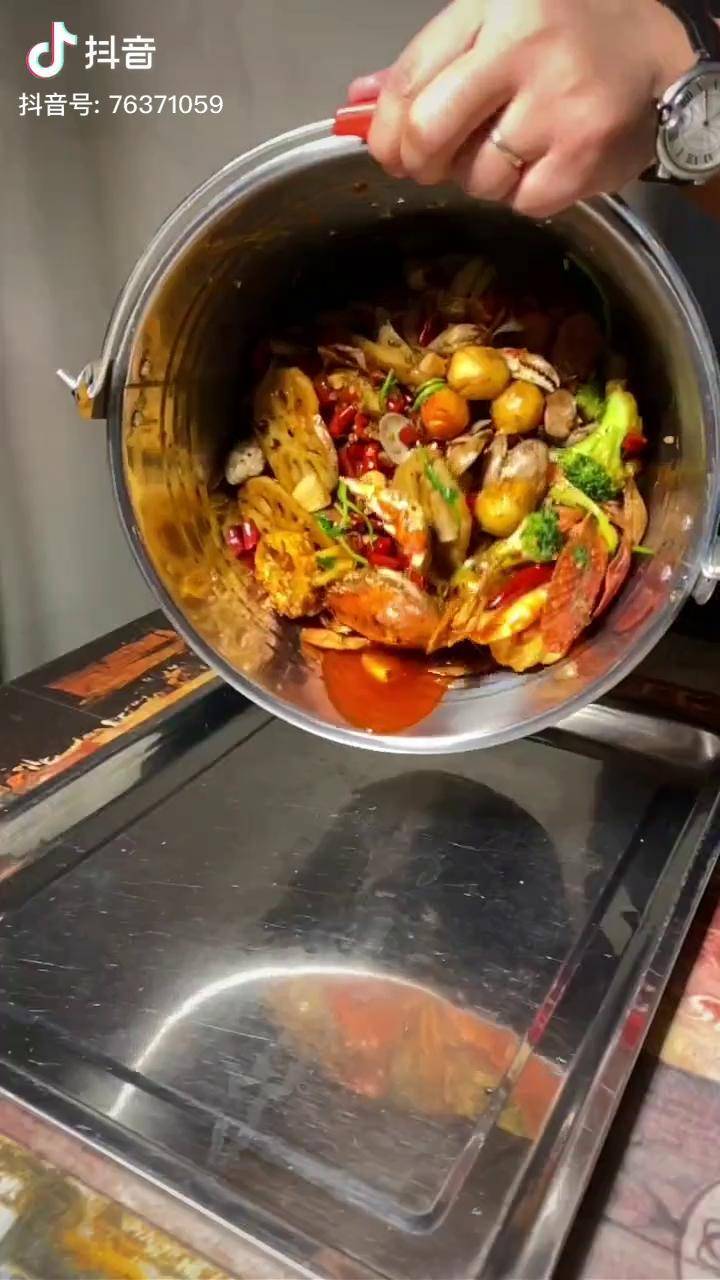 这个海鲜桶有点料穆穆带你吃新疆我是美食创作者天儿冷吃点啥