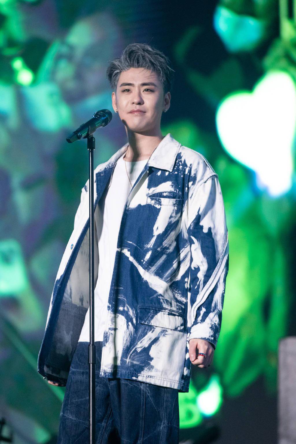 张云雷灰发造型惊喜亮相国潮音乐节 绿海乐队与青柠绿海梦幻联动