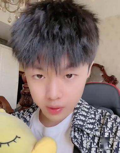 九天狐带熊猫哥老婆开黑被问她和熊猫哥谁更强回答充满求生欲