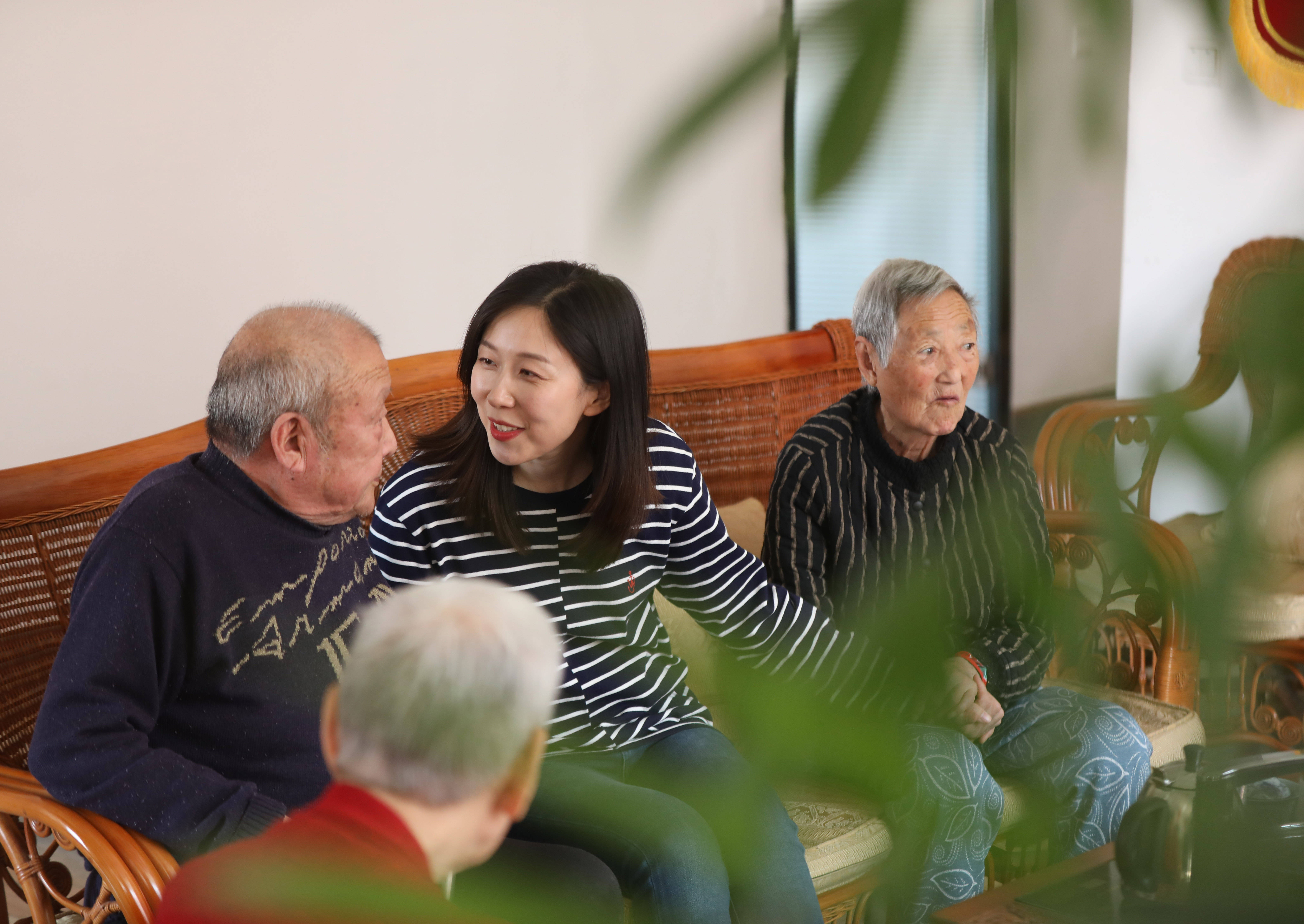 在沈阳天柱山老年公寓,陈思(右二)陪老人聊天(4月21日摄)