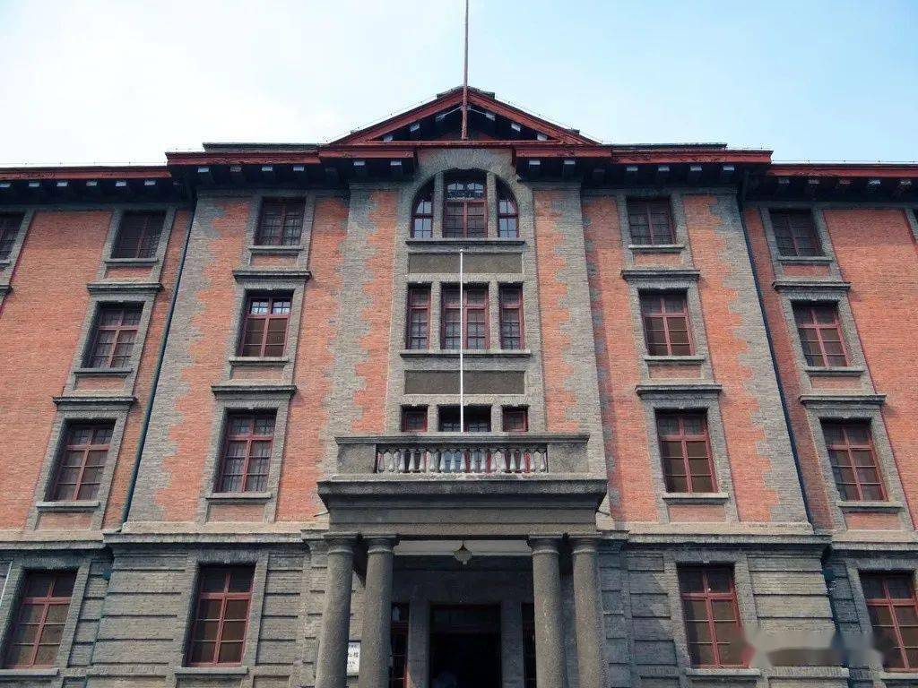 遥望北大红楼,注目民主广场,我们赞美不朽的"五四"精神;回顾历史,展望