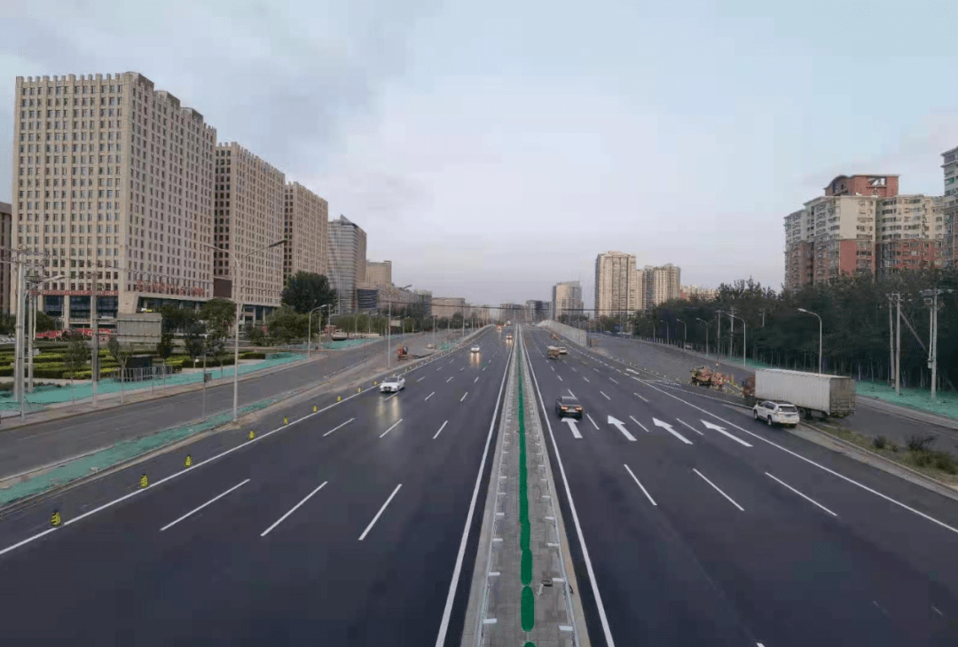 今晨5时10分,万寿路南延四环路跨线桥全面通车