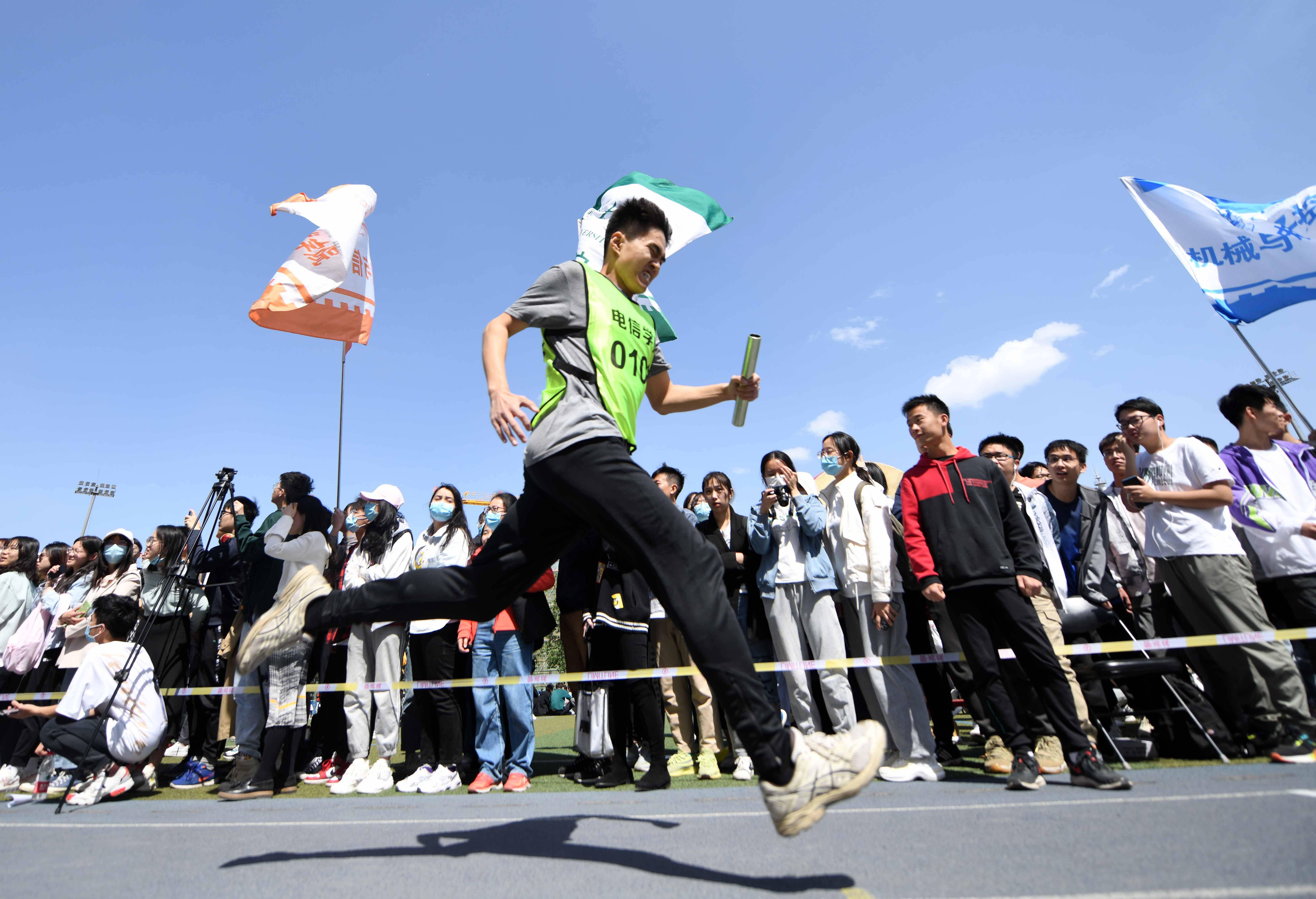 传递火炬接力赛跑交大青年这样纪念五四