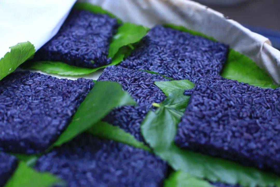 除了带饼油条,在立夏这天吃乌饭也是兰溪民间的传统习俗.