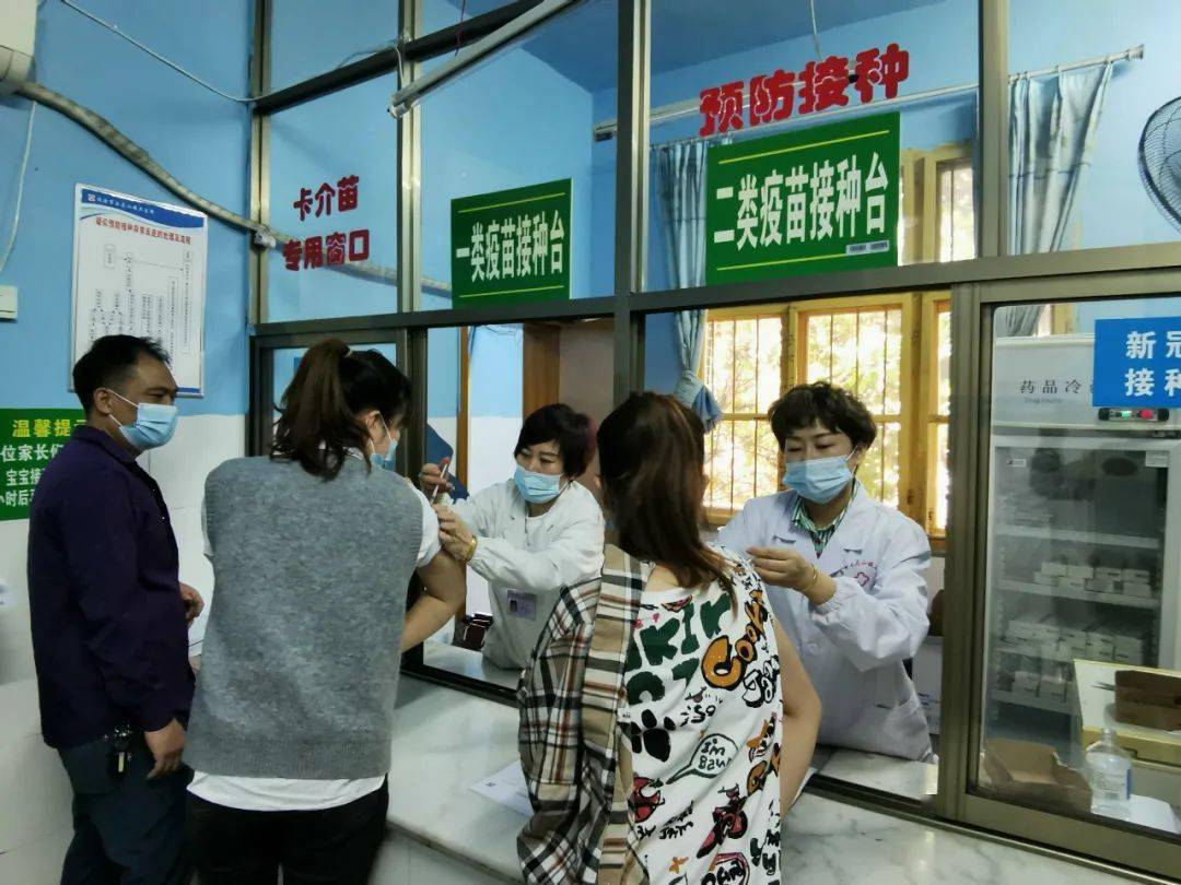 石马山卫生院五一假期为疫苗接种让道
