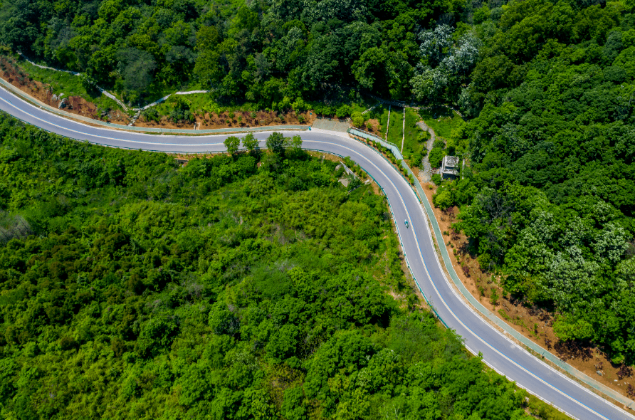 十里景观大道,蜿蜒曲折,高低起伏.