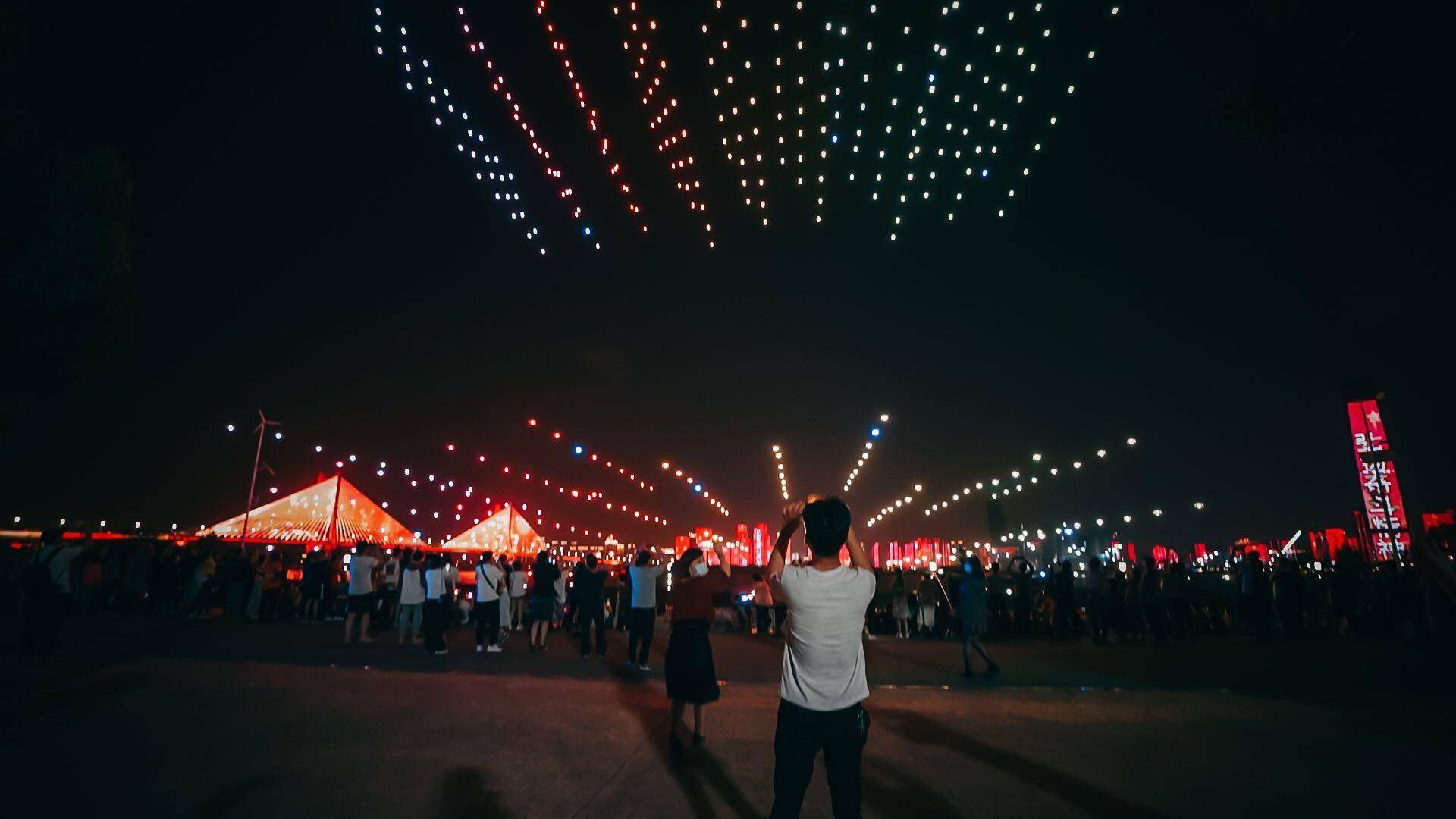 酷炫!520架无人机汉口江滩"绘画",汉产动漫《灵笼》和黄鹤楼惊喜同框