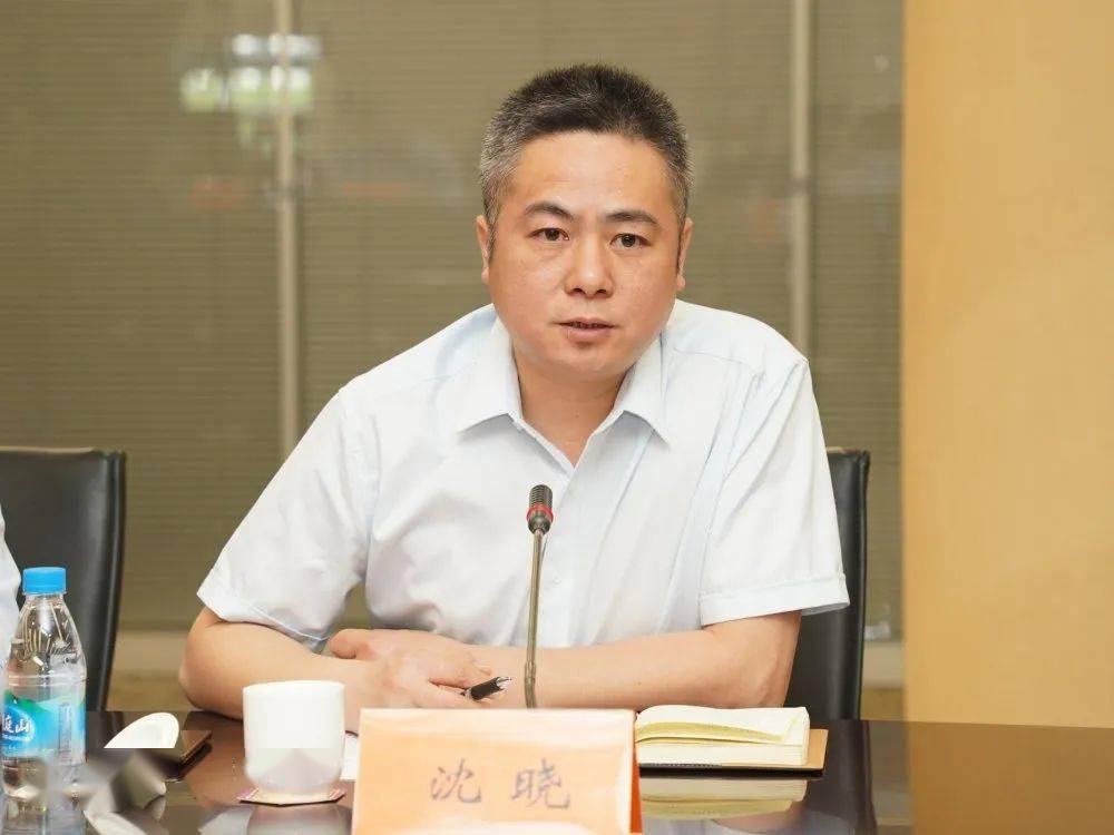 江陵街道党工委委员,人武部部长沈晓汇报了当前江陵街道文明城市建设