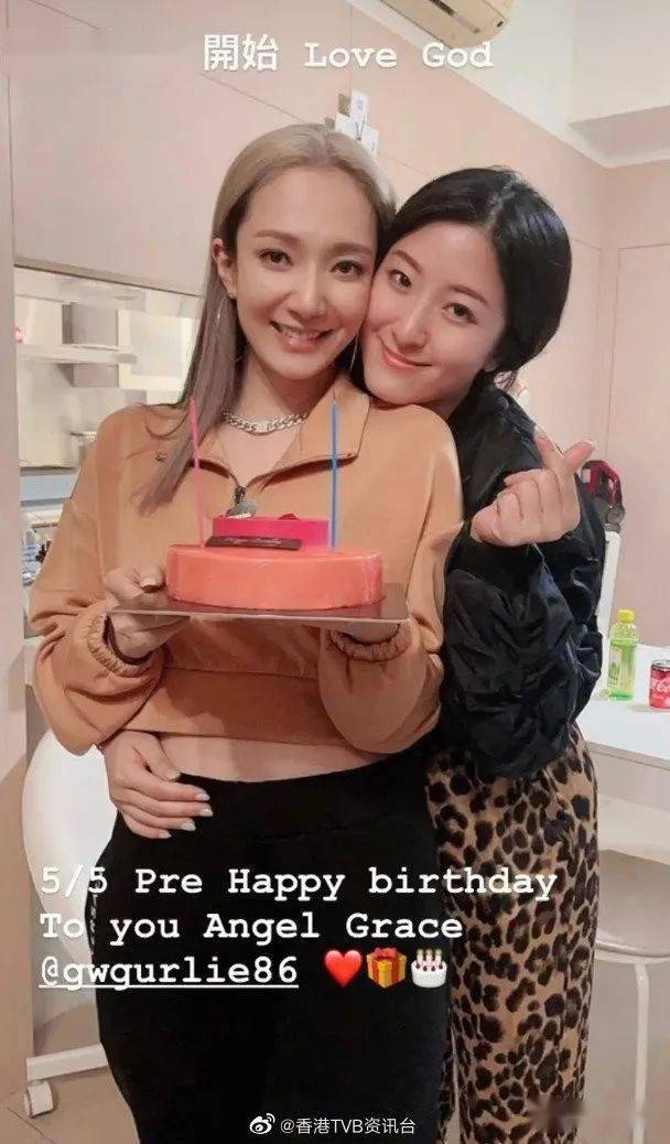 王祖蓝同女儿游乐园林峯自认迷弟与男神玩头贴头