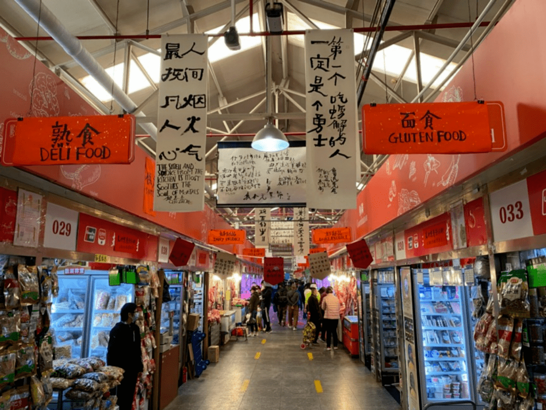 邱志杰把书法带入三源里菜市场日常