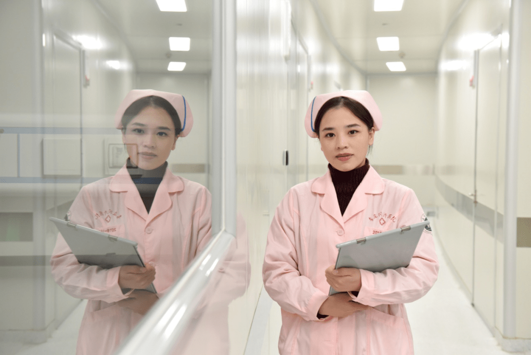 天使心向党图片展播第2期一个护士的十年