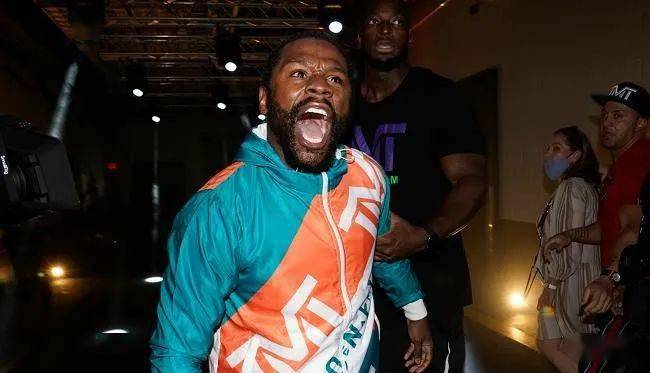 起因是洛根-保罗的弟弟杰克-保罗突然抢走了梅威瑟头戴的帽子,"网红"