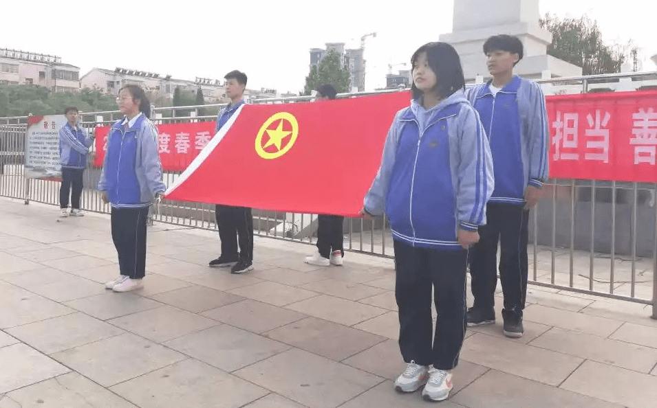 主义精神,高唐县第二中学于4月30日在纪念广场举行了"弘扬党团精神