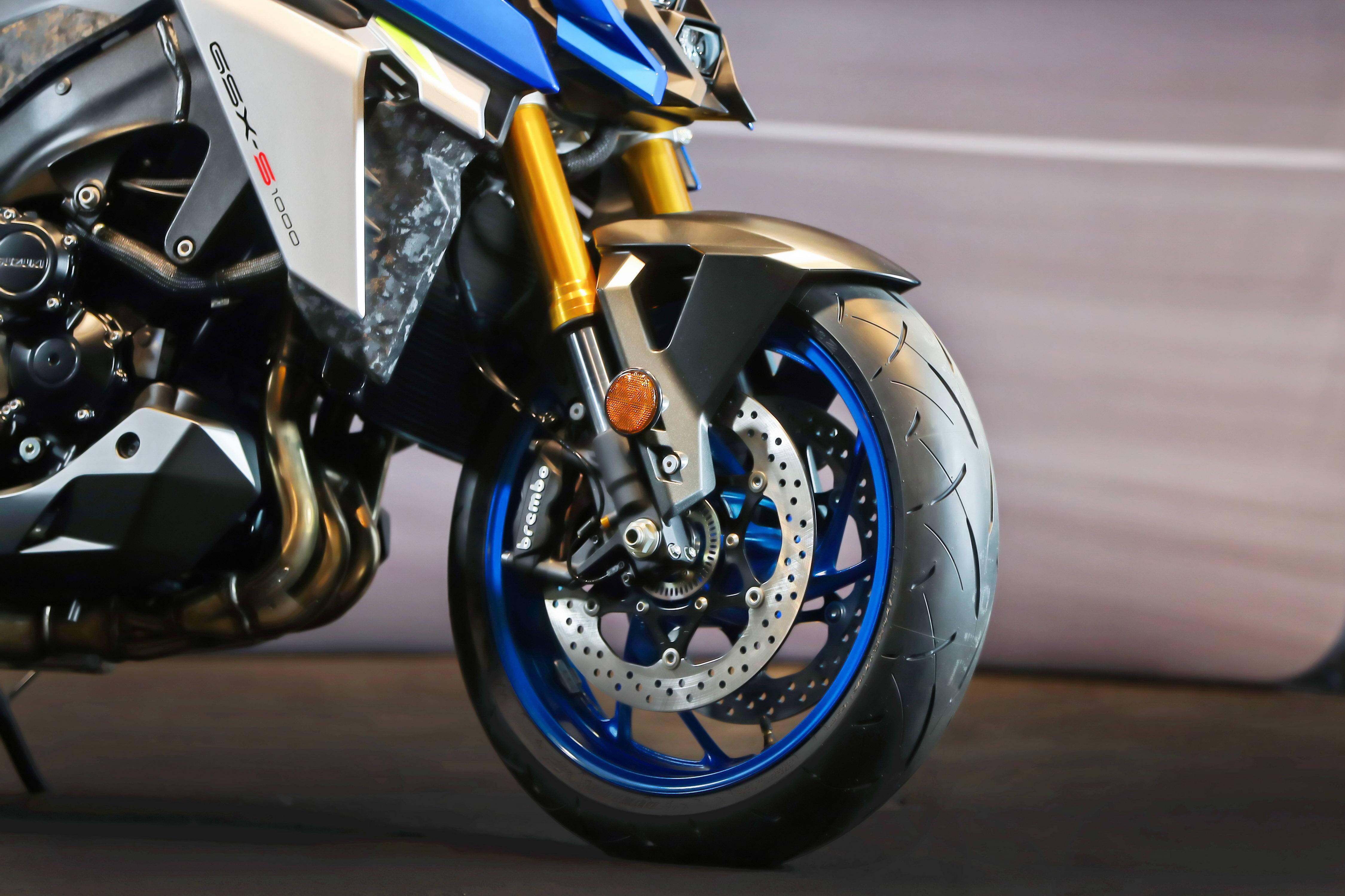 suzuki新一代运动街车2021gsxs1000静态特写1