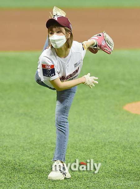 「md photo」 韩国歌手朴草娥担任棒球比赛开球嘉宾
