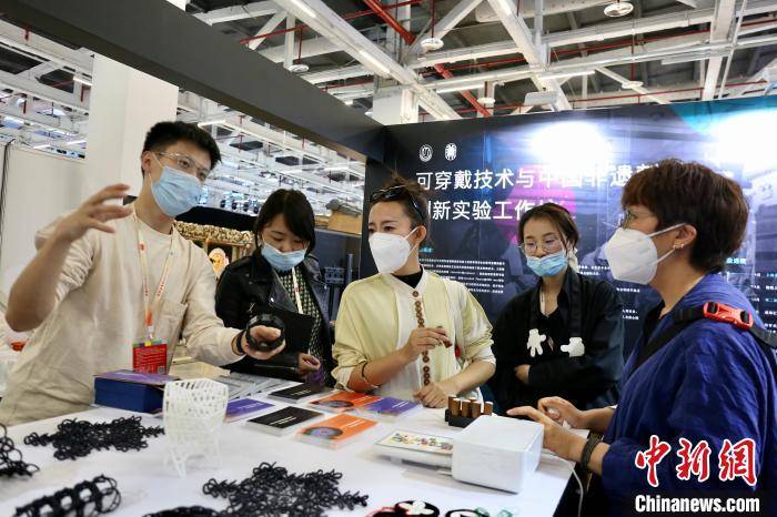 李至|探访大学生艺术实践工坊：科技与艺术交相辉映